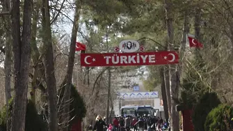Гърция затвори сухопътна граница с Турция заради масов приток на бежанци (СНИМКИ, ВИДЕО)
