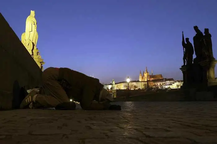 Прага отвори хотелите си за бездомници