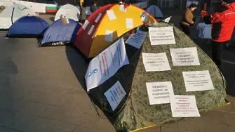 Протестиращи от палатковия лагер обявиха гражданско неподчинение - остават в бившия Партиен дом