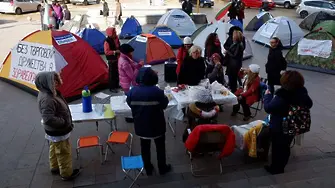 Майки и сестри на безсрочен палатков лагер пред прозорците на властта