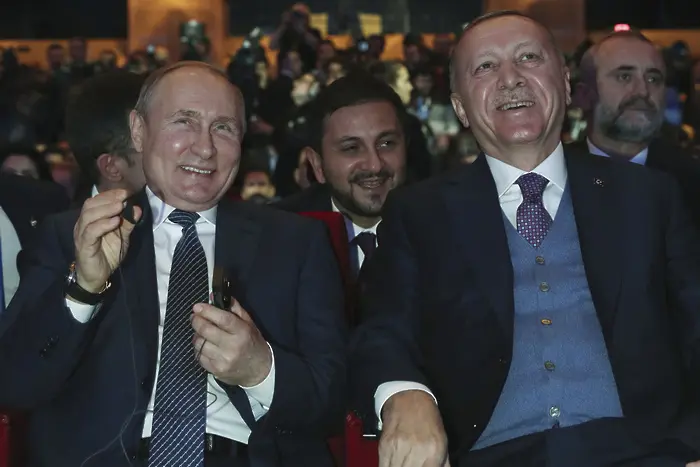 Сирия: Путин държи Турция в ръцете си