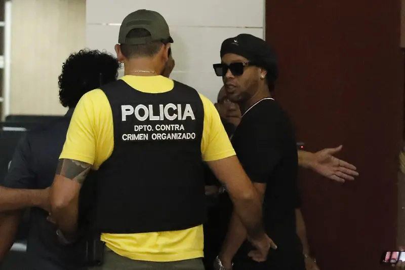 Роналдиньо задържан в Парагвай с фалшив паспорт