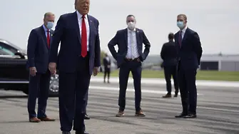 Тръмп упорито се разхожда без маска