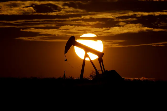 Русия и Саудитска Арабия се разбраха да намалят добива на петрол