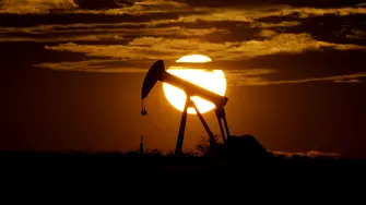 Русия и Саудитска Арабия се разбраха да намалят добива на петрол