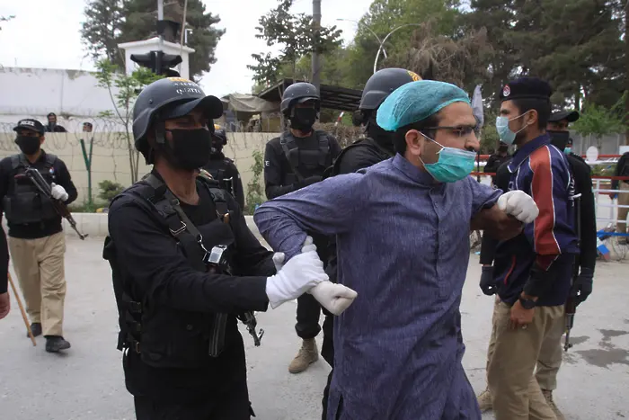 Пакистан арестува лекари - протестирали срещу липсата на защитни средства