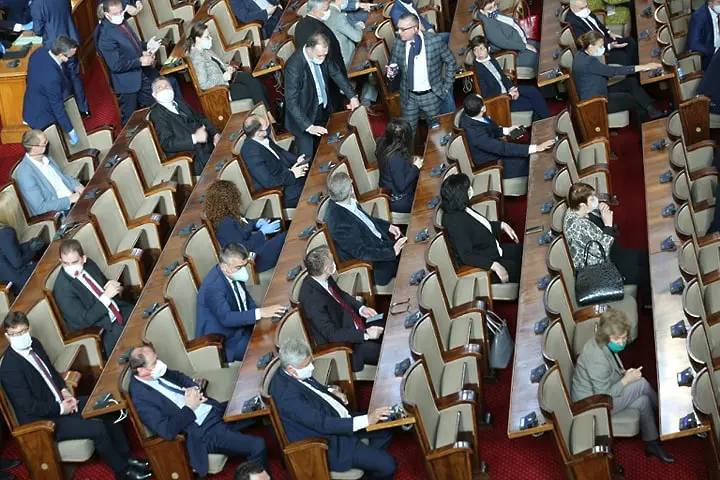 Парламентът очаква премиера Борисов на извънредно заседание