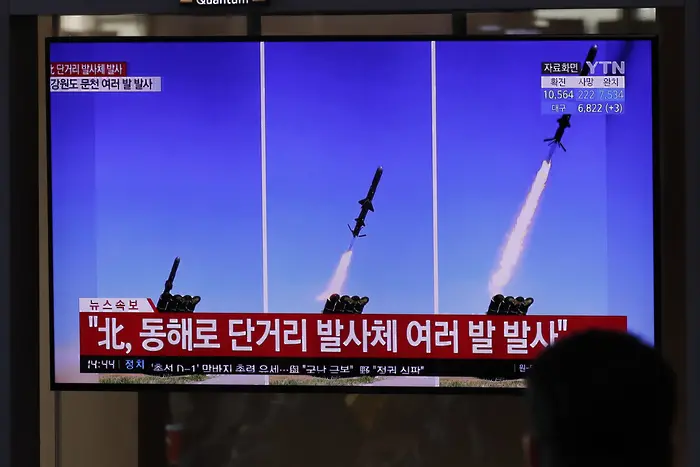 Северна Корея изстреля бараж от ракети