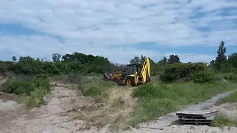 Стопанинът на плажа в Ахтопол лично разкопа дюните с багер