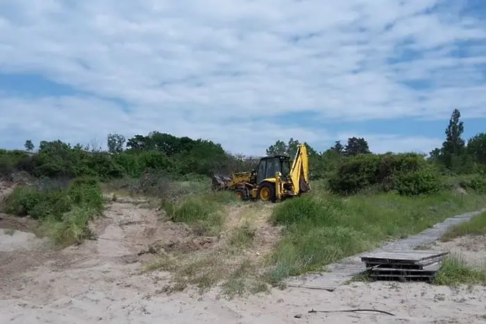 Установено: концесионерът на плажа в Ахтопол е разорал с багер дюни