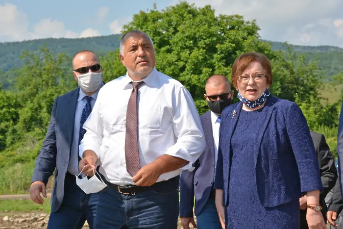 Борисов повози и кметица от БСП в джипа