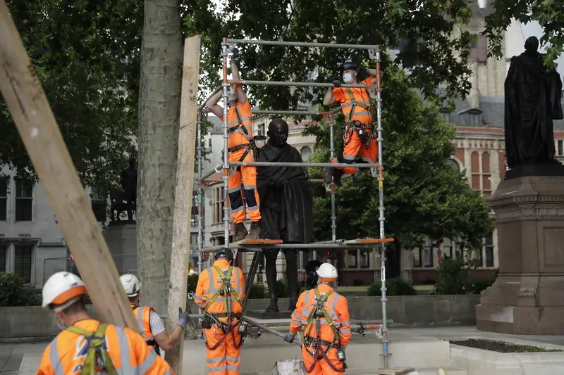 Активисти искат да свалят статуя на Махатма Ганди заради расизъм