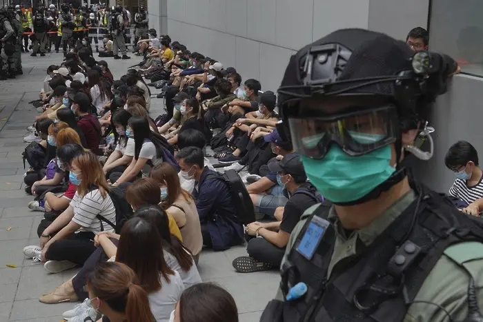 Полицията на Хонконг арестува 240 демонстранти (СНИМКИ)