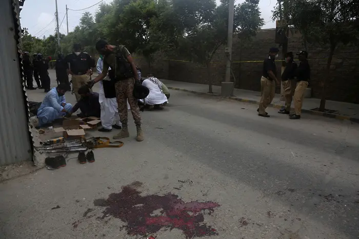Терористи нападнаха борсата в Карачи. Убиха най-малко шестима души