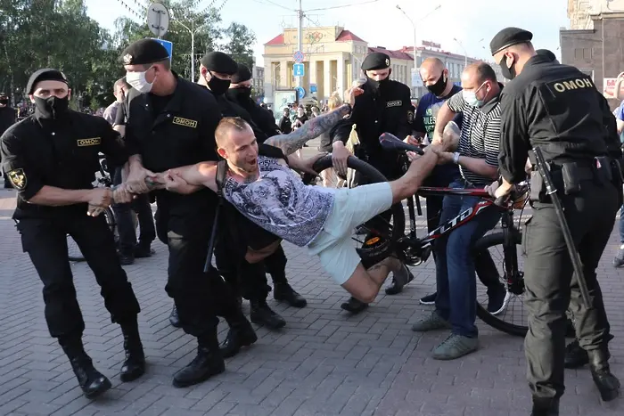 Десетина задържани, сред които журналисти, на протест в Минск снощи
