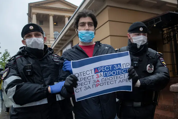 Русия задържа демонстранти. Искат свобода за арестуван журналист