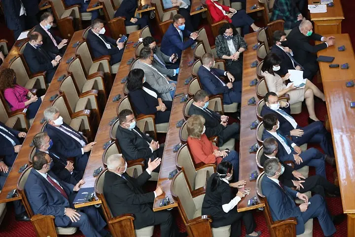 РЗИ установила 10 депутати без маски