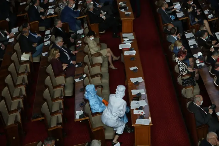 Здравната инспекция глоби 24 депутати без маски