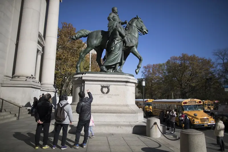 Природонаучният музей в Ню Йорк маха „проблемна“ статуя на Рузвелт
