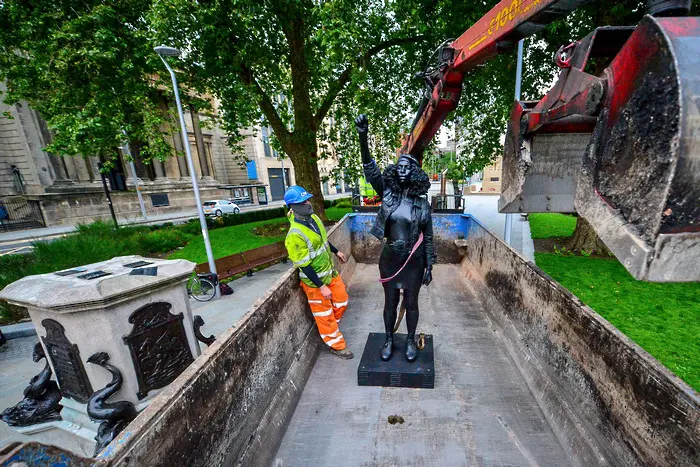 В Англия махнаха статуя на чернокожа демонстрантка