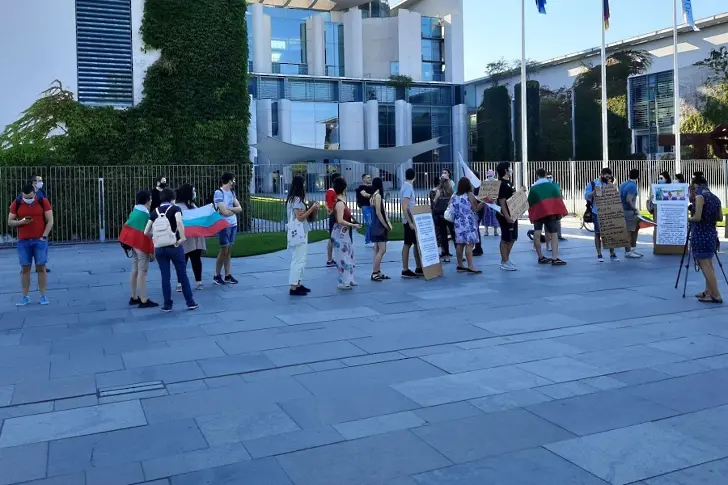 Българи протестираха пред канцлерството в Берлин (СНИМКИ)
