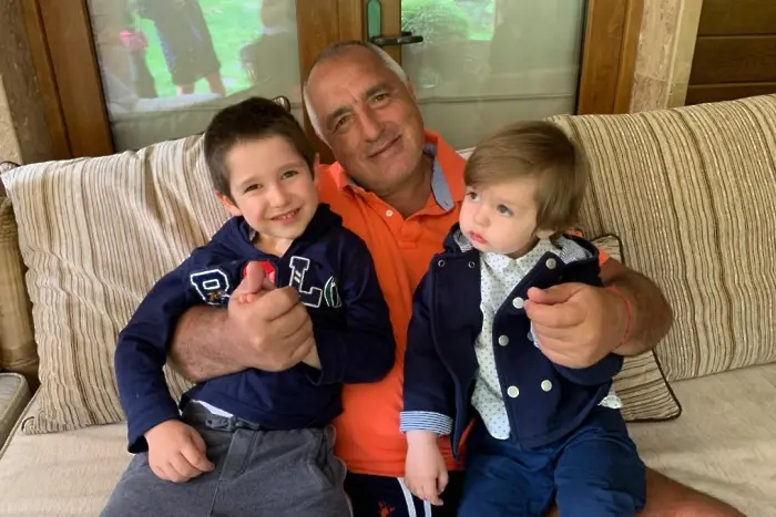 Борисов се снима с внуците на рождения ден на малкия Иван