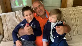Борисов се снима с внуците на рождения ден на малкия Иван