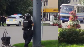 Мъж взе заложници в автобус в Западна Украйна (СНИМКИ, ВИДЕО)
