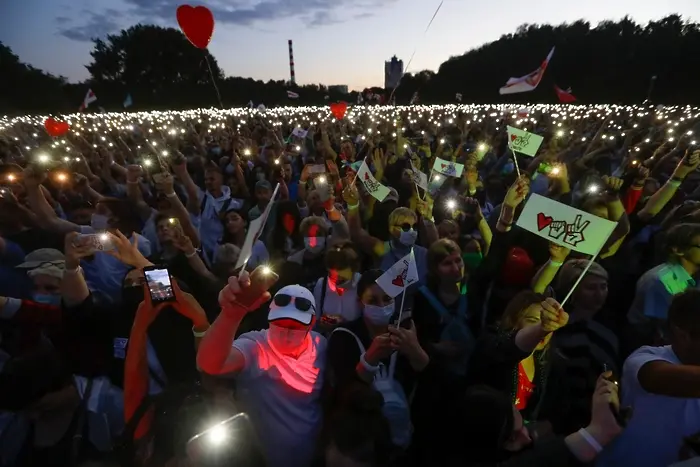Десетки хиляди хора на опозиционен митинг в Минск