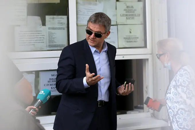 Бобоков намеква: прокуратурата рови в телефона на президента
