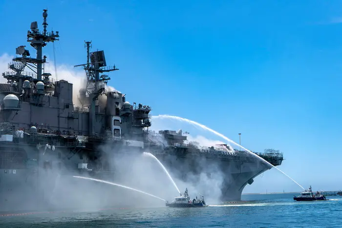 Най-малко 21 пострадали в пожар на US десантен кораб