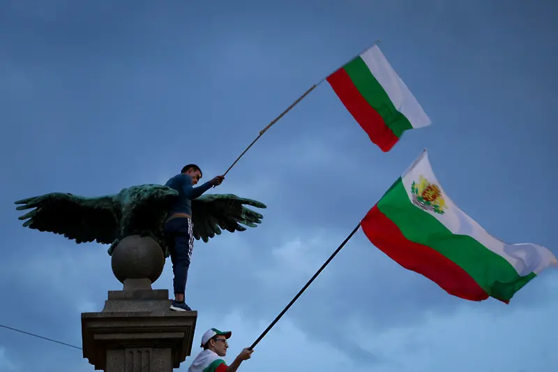 В десетки градове: българите в чужбина скандират 