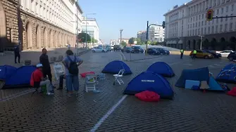Борисов няма да се оттегли заради 15 палатки. Точно обратното: сигурно им се радва