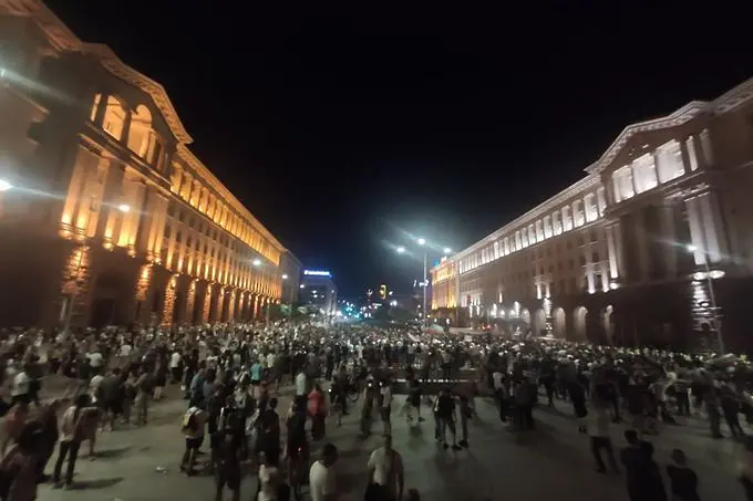 Хиляди на протест и контрапротест, арести, обвинения в погром и бой (ВИДЕО)