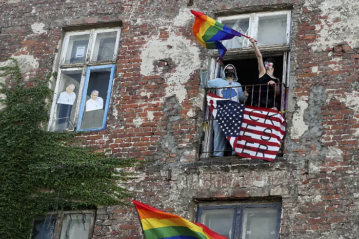 Полша арестува ЛГБТ активисти за оскверняване на паметници