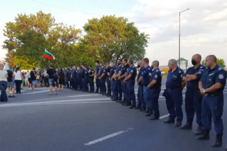 Ден 23. Полицията спря протестиращи да блокират магистралата при Стара Загора (СНИМКИ, ВИДЕО)