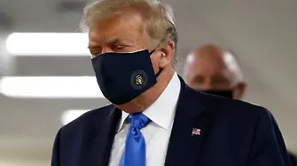 За първи път: Тръмп сложи маска