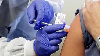 Американски и руски учени съобщават за успешни изпитания на ваксини за COVID-19