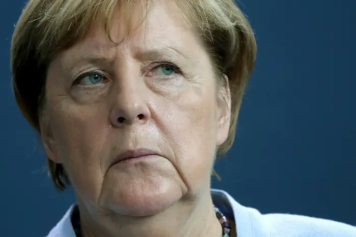 Меркел е под натиск да спре 
