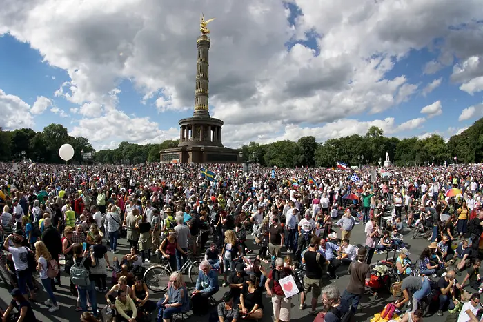 Масови протести в Берлин и Париж срещу COVID-мерките