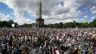 Масови протести в Берлин и Париж срещу COVID-мерките