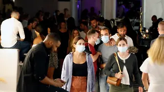 Гърция въведе задължително носене на маска и в автомобил