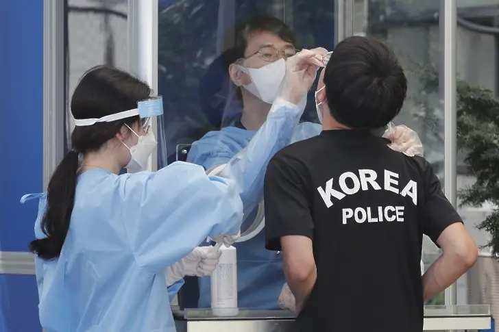 Южна Корея налага в Сеул невиждани досега мерки срещу COVID-19