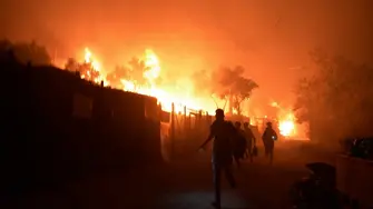 Гърция евакуира бежански лагер заради пожар (ВИДЕО)