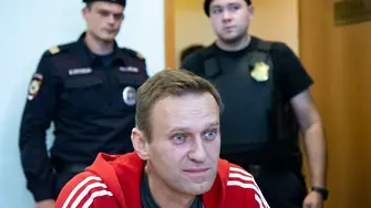 Навални вече може да става от леглото