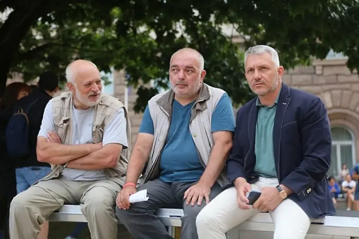 Отровното трио пише до 705 евродепутати - с видео на двама министри