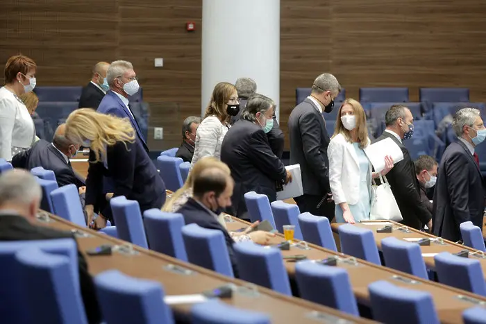 Журналистите залостени в парламента заради COVID-19, но депутатите може да са без маски