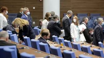 Журналистите залостени в парламента заради COVID-19, но депутатите може да са без маски