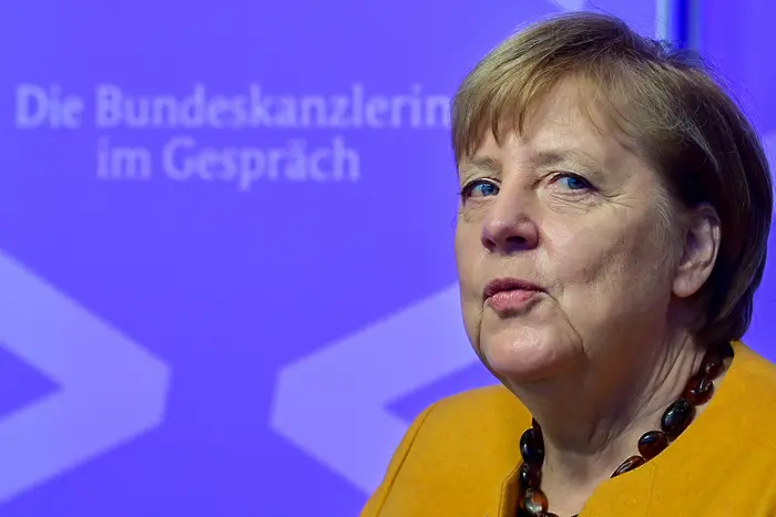 Германски министър напомня: Догодина Меркел си тръгва...