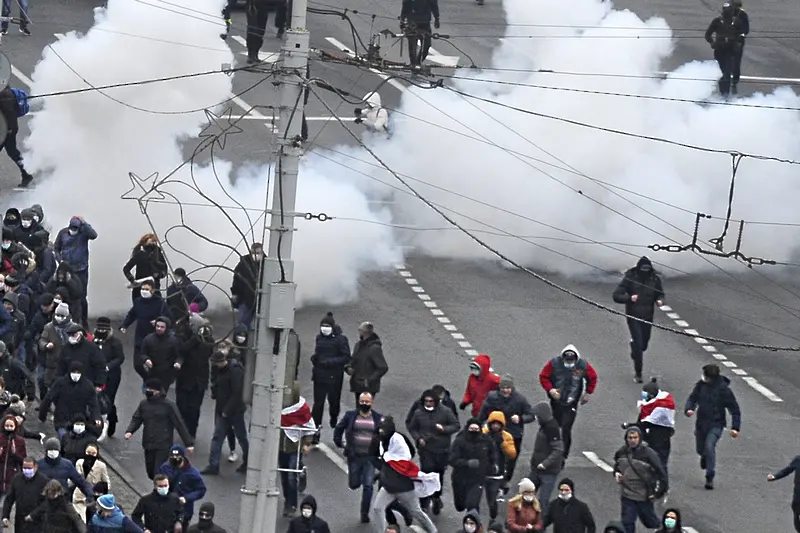 Над 700 задържани в Минск, има и ранени. Газ и гумени куршуми срещу протестиращите